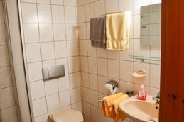 Dusche/WC im Zimmer Bergsonne